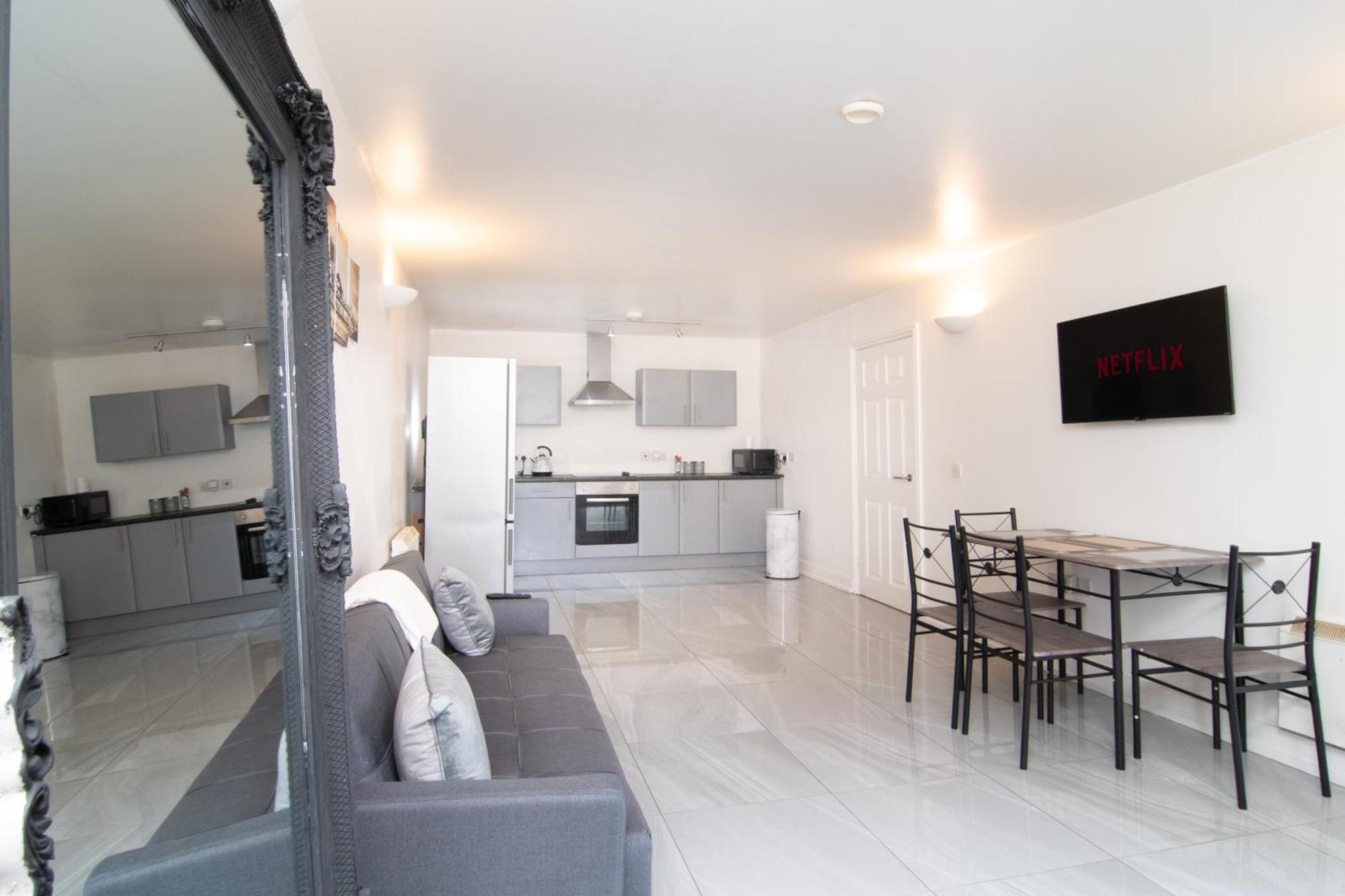 2 Bed 2 Bath Centre Sleep 7 *